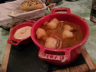 Cazuelita de pulptos con patata y all i oli de miso rojo