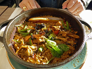 Aroz marinero, con sepiones, algas, navaja, trompetas, judias verdes, rebozuelos y otras setas diversas