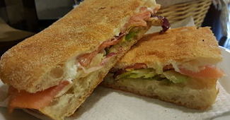 Bocata de pan de coca con salmón 