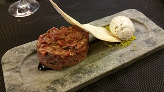 Tartar de solomillo de buey con helado de wasabi