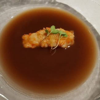 Cigala a la plancha con piel de limón escarchada y caldo de sepia y garbanzos