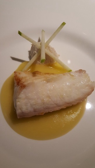 Rape, emulsion de tomate, finas tiras de manzana y majado de almendras