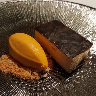 Esponja de cerveza negra con helado de calabaza y vainilla.