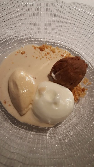 Nuez de chocolate, yogurt, helado de canela y crema fría de nuez