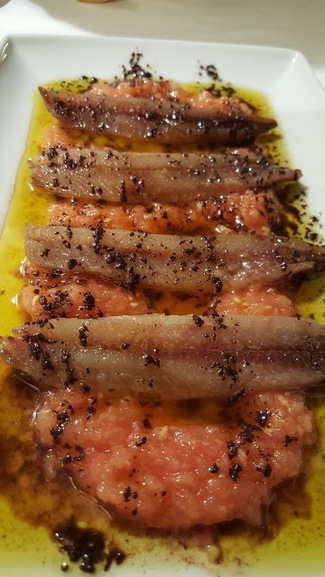 Lomos de sardina ahumada con pulpa de tomate natural.