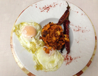 Migas Carlos V con huevo y pimentón de La Vera