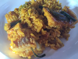 Paella de raya y ajetes tiernos. 