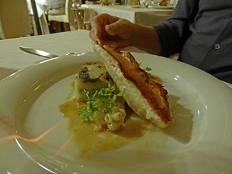 Pez de Roca de Roses con puré de cebolla, ajos y calamares