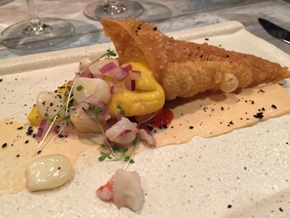 Cucurucho de won ton con hummus de ají amarillo, chalaquita de langostino y emulsión coral de langostinos