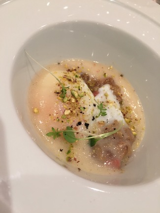 Hueva a baja temperatura, estofado de carrillera con boletus y espuma ligera de patata y hierbaluisa