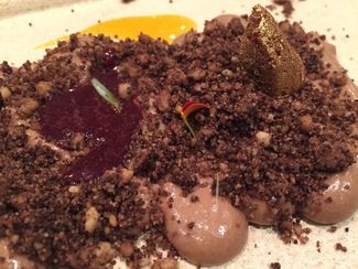 Chocolate con mousse de gianduja y cremoso de cereza