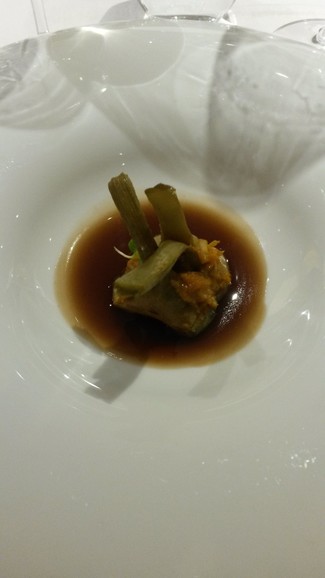 Alcachofas, changurro y caldo de cebolla roja 