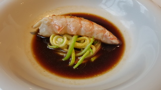 Cigala asada con espaguetis de calabacín