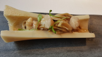 Fideos de seta de chopo con tuétano y cilantro