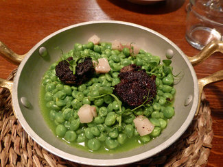 Guisantes del Maresme con butifarra negra y papada