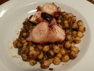 Pulpo a la brasa con garbanzos sofritos