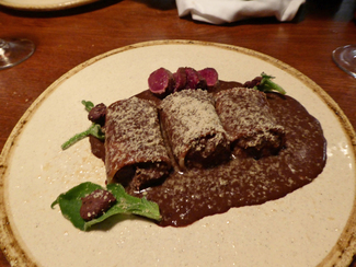Canelones de liebre a la royale, con sus lomitos, foie gras rallado y ficoide glacial