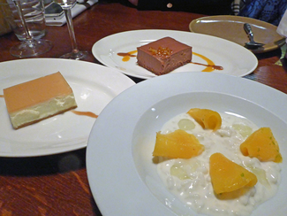 Pastel de queso Brie a la vainilla de Tahití y gelée de Moscatel, Pastel de chocolate con cítrico y Arroz con leche de coco, mango, lima y chile