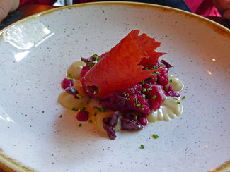 Tartar de bonito con remolacha, berenjena ahumada y olivas Kalamata