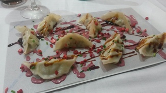Dumplings con salsa de frambuesas