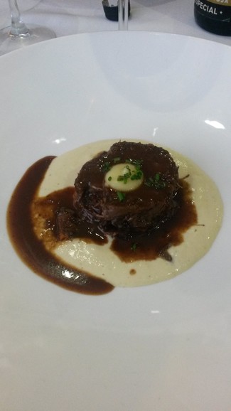 Carrillera de vacuno y vichisoisse de trufa y chocolate blanco