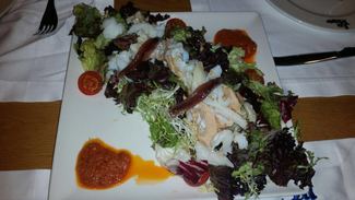 Ensalada de bacalao confitado, atún, anchoas y romesco.