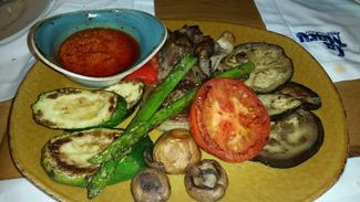 Parrillada de verduras con romesco.