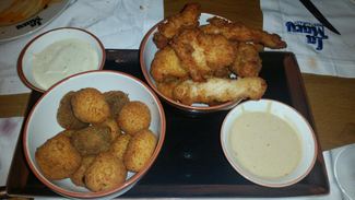 Surtido de croquetas y tiras de pollo con 2 salsas.
