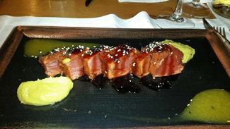 Tataki de atún con aguacate, mango y salsa teriyaki.