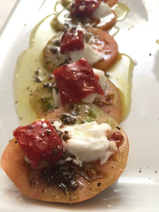 Burrata, tomate y aceite de trufa