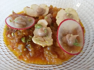 Manetas de cerdo, pisto picante, castañas al natural y en praliné agridulce de las mismas