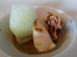 Chipirón en dos texturas, blanquet y aire de pepino