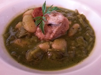 Guiso de fabes con secreto ibérico, cebolla, acelgas y hierbabuena.