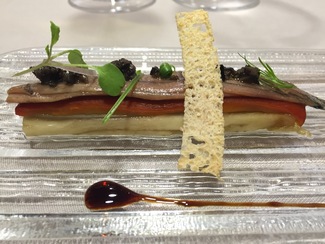 Anchoa en salazón sobre pimiento y berenjena asada