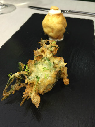 Ortiguilla de mar y buñuelo de bacalao