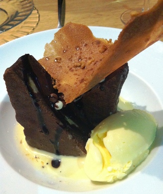 Brownie de Chocolate con Crema Inglesa de Cítricos