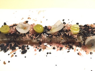 Yema de huevo, berenjena y encurtidos