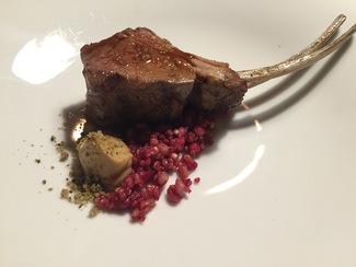 Carré con puré de setas y cereales