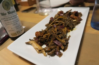 Salteado de setitas trompeta amarilla con foie fresco