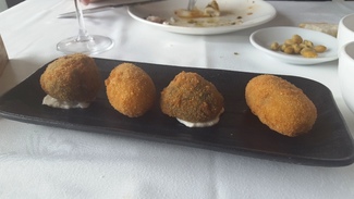 Croquetas de Jamón y Chipirones. Restaurante Candela Puerto de Sagunto