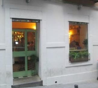 La discretísima entrada. Tanto, que ni siquiera tiene cartel.