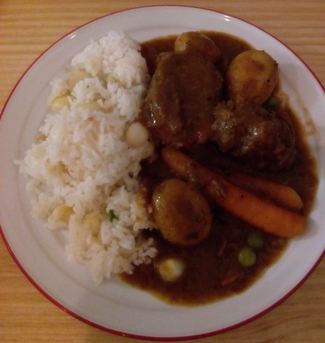 Estofado norteño emplatado por un servidor.