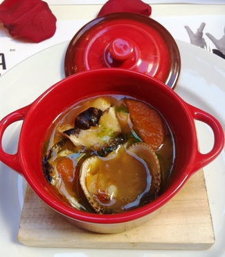 Guiso de Garbanzos con Kokotxa de Merluza y Berberecho.