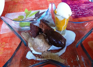 Helados de chocolate y caramelo con brownie y sorbete de mandarina