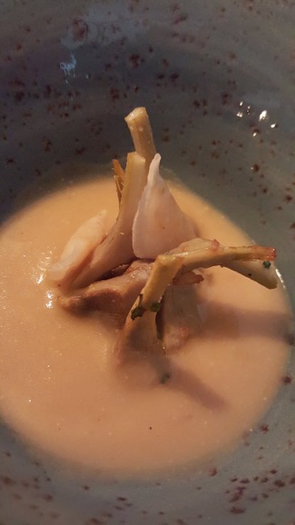 Alcachofa, gamba envuelta en nabo japones con salsa de anisados.