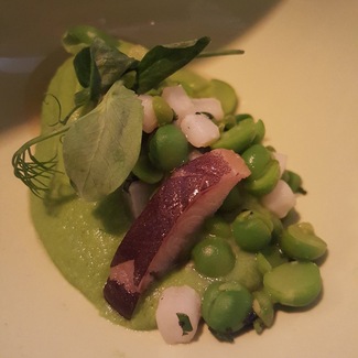 Brandada de bacalao, guisantes frescos acidulados y anguila ahumada.