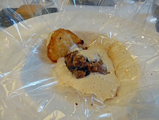 Papillote de setas con huevo de corral y cerdo ibérico