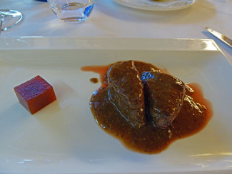 Lomo de cabra salvaje ibérica con una reducción de mostaza de grano, mermelada de frambuesa y dulce de membrillo 