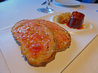 Sobrasada con panal de miel y pan con tomate
