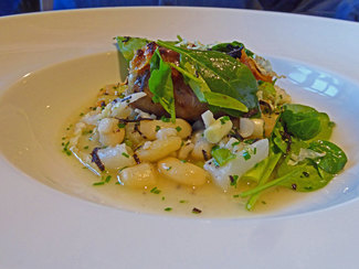 Alubias guisadas con espinacas, butifarra del perol, col, tripa de bacalao y trufa melanosporum